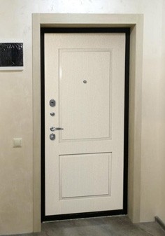 Входная дверь черного цвета в брежневке, вид внутри со светлой отделкой