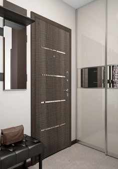 Входная дверь черного цвета в интерьере в современном стиле, вид внутри со светлой отделкой