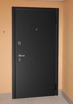 Входная дверь черного цвета в интерьере в стиле арт-деко, вид снаружи с темной отделкой