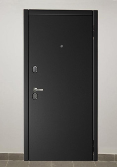 Входная дверь черного цвета в новостройке, вид снаружи с темной отделкой