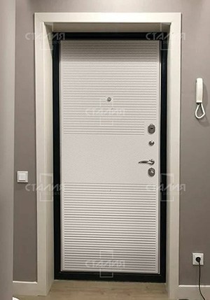 Дверь в новостройке в приморском районе