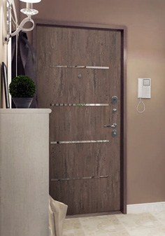 Дверь в квартиру итальянском интерьере