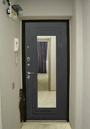 Входная дверь с зеркалом в хрущевке