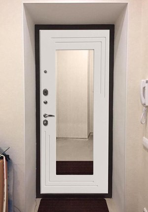 Входная дверь с зеркалом в старом фонде