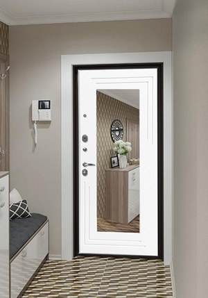 Входная дверь с зеркалом в светлом интерьере