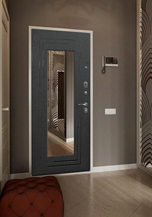 Входная дверь с зеркалом в темном интерьере