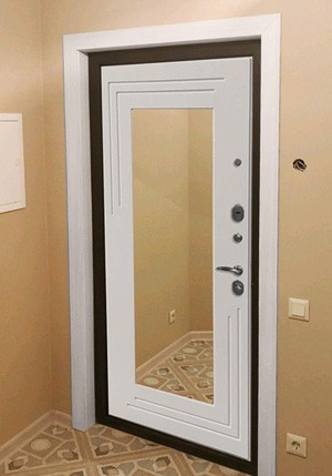 Входная дверь с зеркалом в угловом коридоре