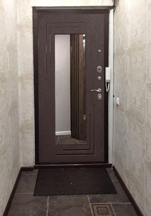 Входная дверь с зеркалом в узком коридоре