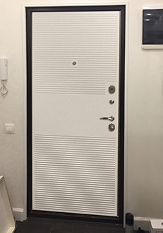 Белая стальная дверь с хорошей звукоизоляцией в интерьере в стиле техно