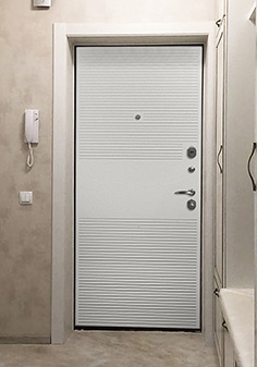 Белая входная дверь с хорошей шумоизоляцией в новостройке