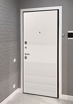 Белая стальная входная дверь с шумоизоляцией в темном интерьере