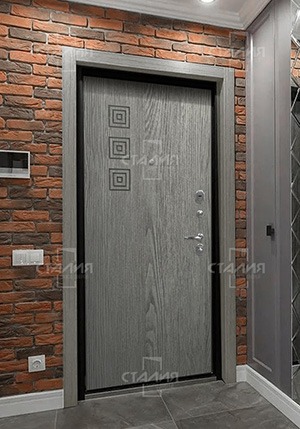 Качественная входная дверь в интерьере в стиле лофт в Московском районе