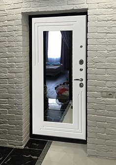 Белая входная дверь с шумоизоляцией в квартире-студии