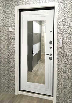 Белая стальная дверь с шумоизоляцией в большой прихожей