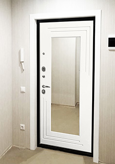 Белая входная дверь с хорошей шумоизоляцией в хрущевке