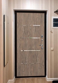 вид входные двери внутри со светлой отделкой