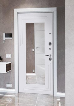 вид входные двери внутри со светлой отделкой