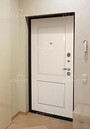 Входная дверь в брежневке на Ветеранов