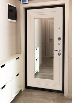 Входная дверь с надежными замками и зеркалом